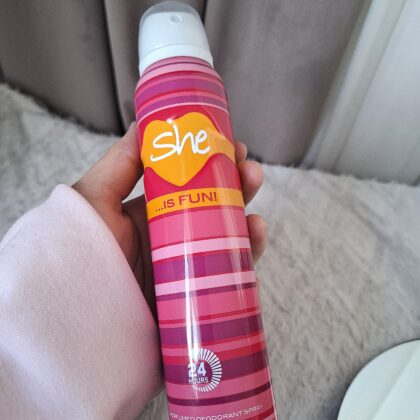 اسپری خوش بو کننده بدن مدلShe is Fun میوه ای و گلی ۲۰۰ میل