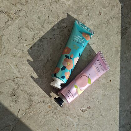 کرم دست مرطوب کننده کاملیاBPDE و کرم دست مرطوب کننده هلو ژیدو